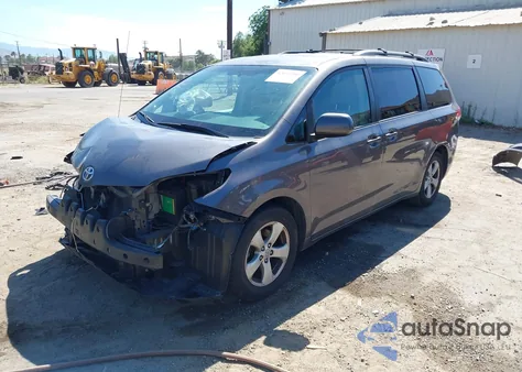 2012 Toyota Sienna Le V6 8 Passenger z USA, uszkodzony, nr VIN 5TDKK3DC8CS267722